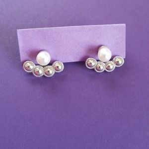Vantel Pearls "Off The Cuff" earrings